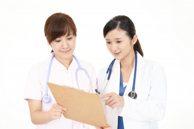 医師と看護師の書類確認風景