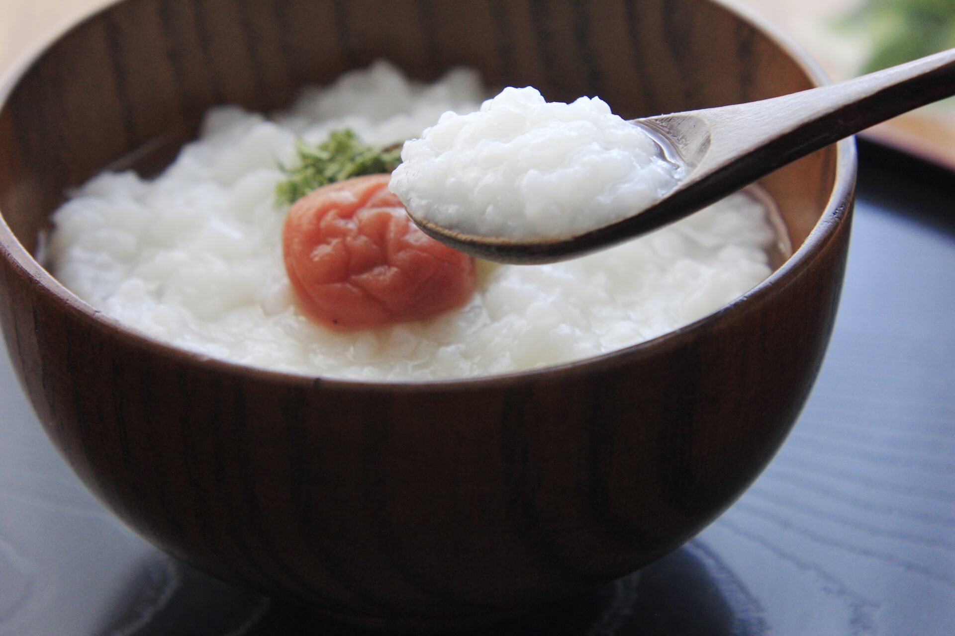 木製の器に盛られた明太子とご飯