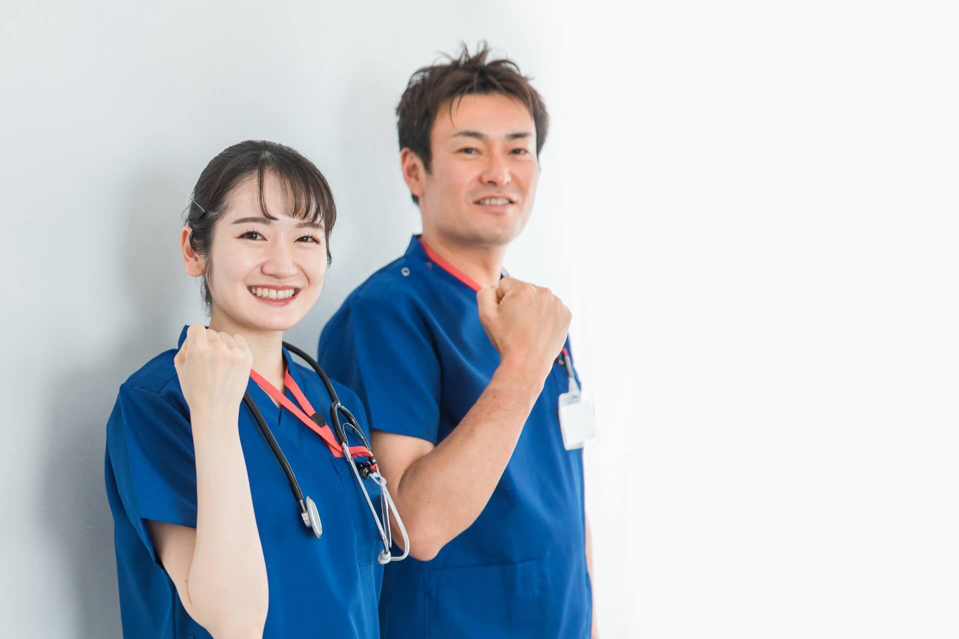 青い制服を着た二人の医療従事者